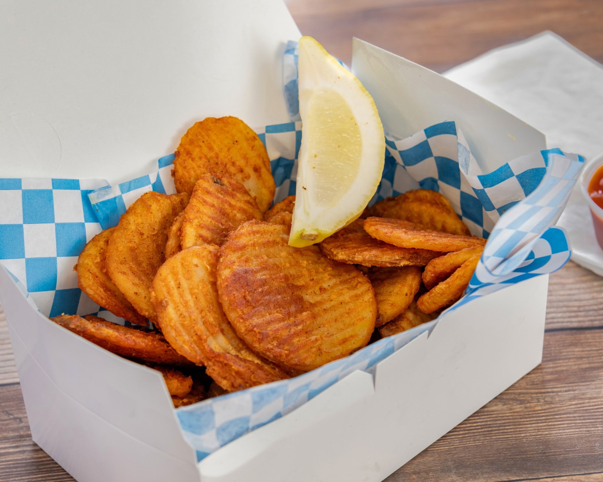 Seasoned potato wedges with lemon